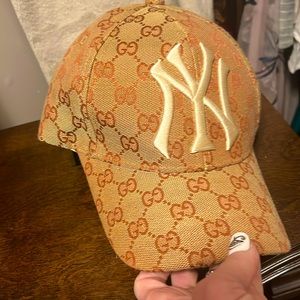 yankee hat with Gucci logo